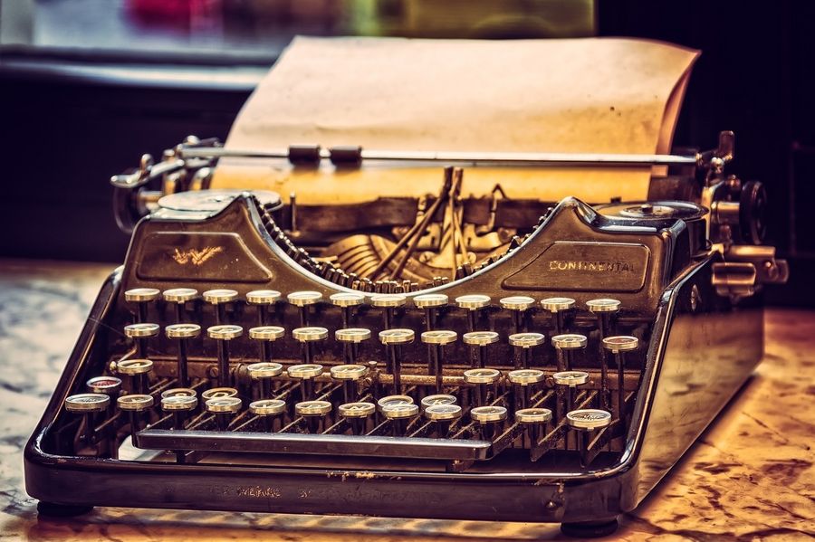 Une vieille machine à écrire avec un nombre de touches limitées